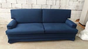 reforma de sofá azul com babado